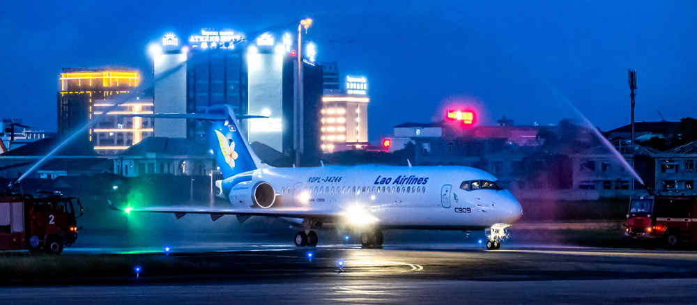 老挝航空第二架C909交付_副本.jpg